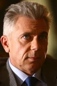 Daniel Martin dans le rôle de Le président du club d'échecs