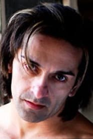 Tony James dans le rôle de Nervous Caveman