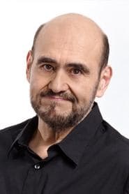 Edgar Vivar في دور Director de Hospital Psquiatrico