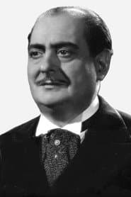 Juan Espantaleón dans le rôle de Father Juanico