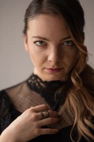 Elena Zamyarkova في دور Katya