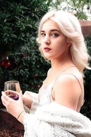 Chloe Colleen dans le rôle de Widow