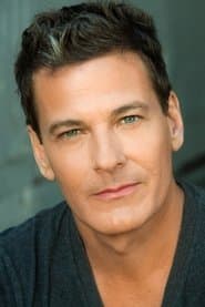 Adam Storke dans le rôle de Royce