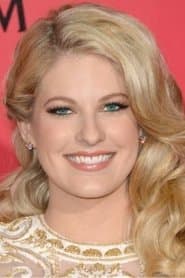 Stephanie Leigh Schlund dans le rôle de C.C.