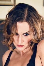 Rebecca Rinehart dans le rôle de Woman in Peril