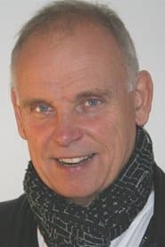 Peter Hudson dans le rôle de Father Ridley