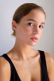 Alba Baptista dans le rôle de Mrs. Lopez Daughter