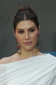 Elnaaz Norouzi dans le rôle de Mona