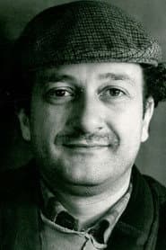 Mário Viegas dans le rôle de Newspaper editor