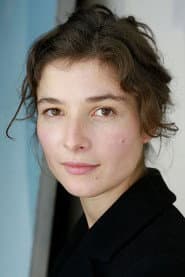 Hannah Schutsch في دور Conservatrix