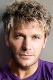 Vic Mignogna dans le rôle de Raven #1 (voice)