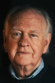 Oliver Ford Davies في دور Governor Sio Bibble
