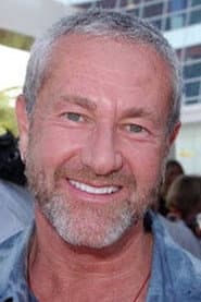 Charlie Adler dans le rôle de Grammy (voice)