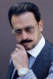 Gulshan Grover في دور Chhote Thakur Madhav Singh