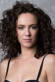 Amy Manson dans le rôle de Joan Dark