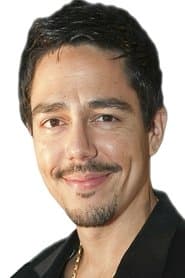 Zak Santiago dans le rôle de Edi Gogol
