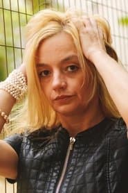 Λένα Κιτσοπούλου dans le rôle de Female Shooter