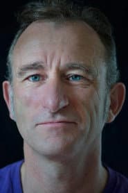 Patrick Davies dans le rôle de Greg Winston