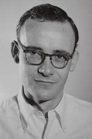 Buck Henry dans le rôle de Room Clerk