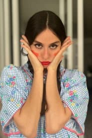 Milene Marcondes dans le rôle de Emília, a boneca de pano