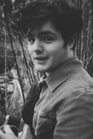 Jonah Barnett dans le rôle de Narrator