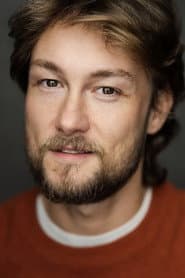 Lukas Edgar dans le rôle de John