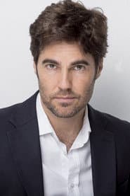 Alejandro Arestegui as Entrenador Santo Ángel