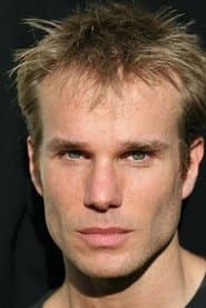 James Marshall dans le rôle de Mark Newman