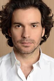 Santiago Cabrera dans le rôle de Gene