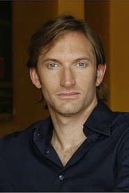 Robert Lyons في دور Hunter