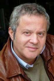 Marco Guadagno في دور Padre Giulio