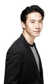 Qi Yuwu dans le rôle de Singapore Customs Officer Arresting Fan
