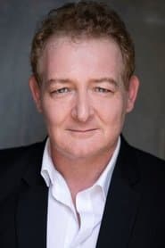 Cameron Rhodes dans le rôle de Dennis