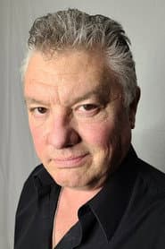 Michael Mili dans le rôle de Dimitri