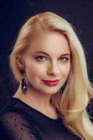 Виктория Айзентир في دور Mary Grant