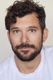 Ian Michaels dans le rôle de Simon