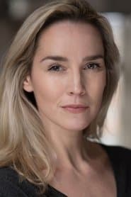 Alice Coulthard dans le rôle de Sue