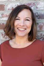 Sarah Liu dans le rôle de Self - Narrator (voice)