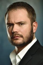 Eduard Osipov dans le rôle de Ricky MacCallum