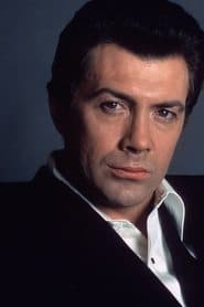 Lewis Collins dans le rôle de Capt. Peter Skellen