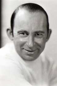 Roscoe Ates dans le rôle de Ticket Agent