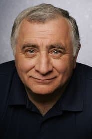 Teddy Coluca dans le rôle de Uncle Louis