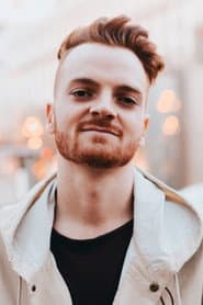 Josh Manuel dans le rôle de Self