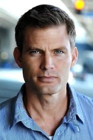 Casper Van Dien dans le rôle de Russell Cody