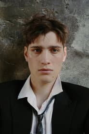 Milton Riche dans le rôle de Romain