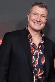 Simon Pryce dans le rôle de Simon Wiggle