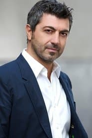 Emanuele Secci dans le rôle de Henry Hackford