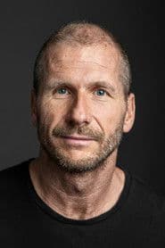 Stefan Larsson dans le rôle de Asker