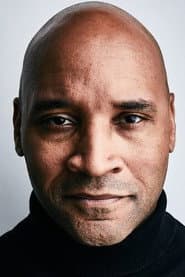 Matthew Jones dans le rôle de Cop