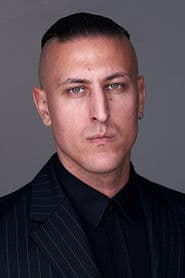Petar Gatsby dans le rôle de The Russian